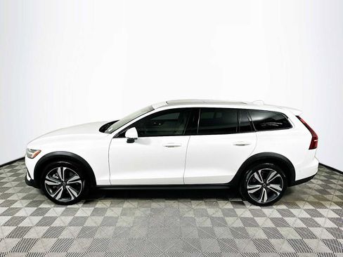 Used 2025 Volvo V60 B5 Cross Country Plus w/ Protection Package Premier image 4