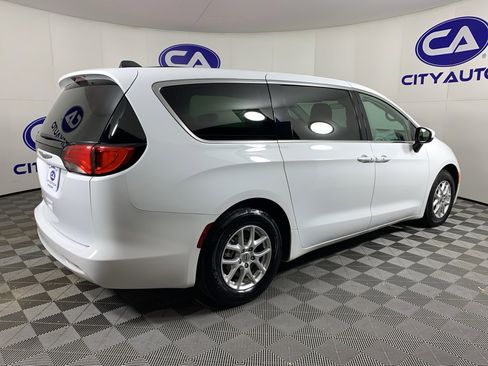 Used 2022 Chrysler Voyager LX image 3
