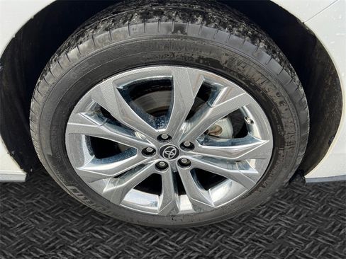 Used 2023 Toyota Sienna Platinum image 11