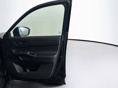 Used 2025 Nissan Pathfinder SV image 34