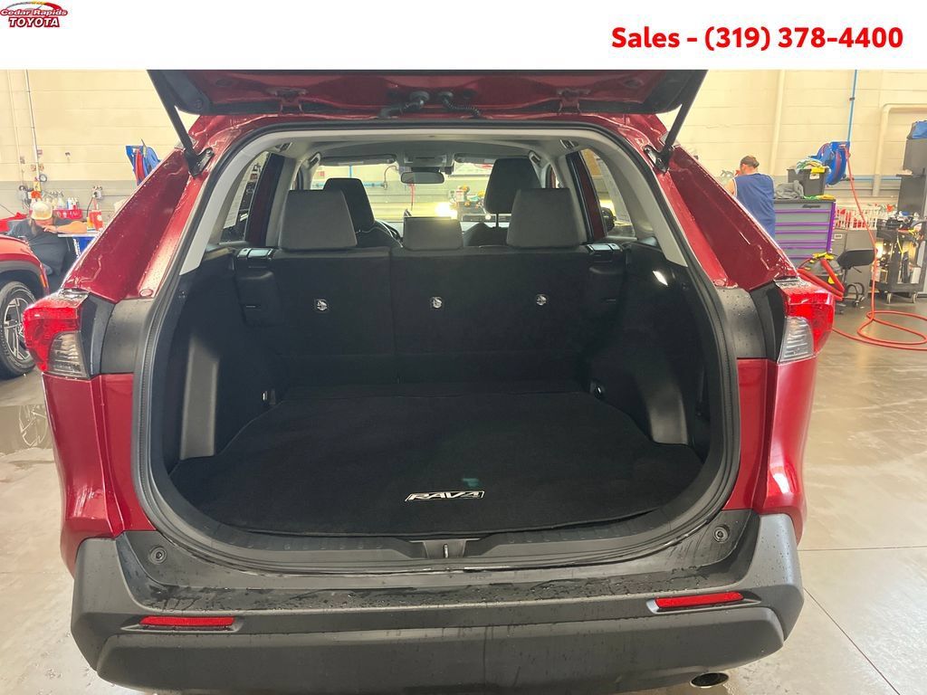 Certified 2022 Toyota RAV4 XLE w/ XLE Grade Weather Package AWD/4WD image 6
