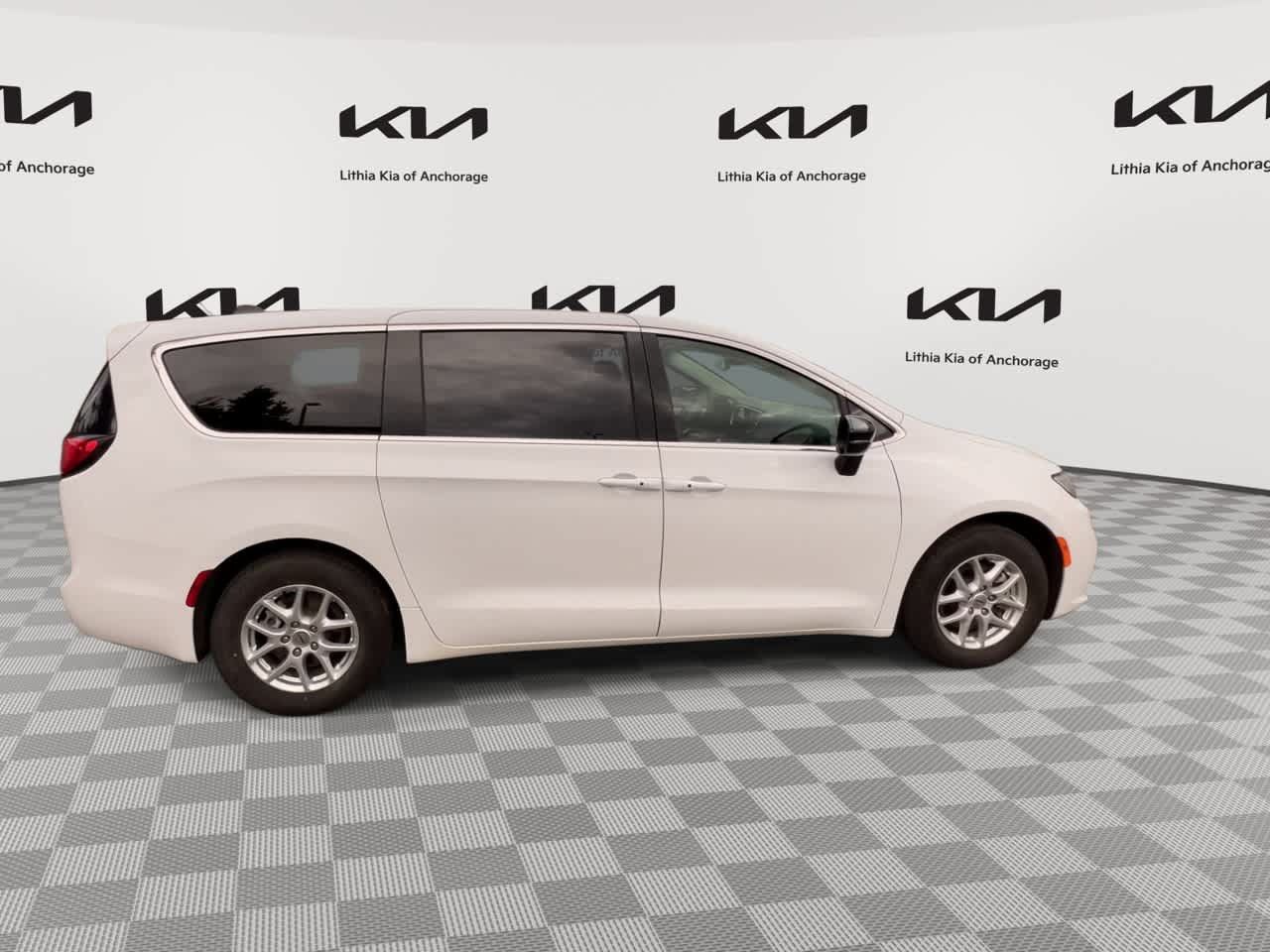 Used 2024 Chrysler Pacifica Touring-L FWD image 3