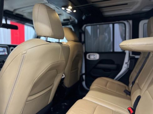 Used 2019 Jeep Wrangler Unlimited Sahara w/ Safety Group AWD/4WD image 18