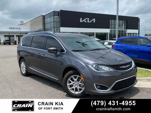 Used 2020 Chrysler Pacifica Touring-L FWD image 1