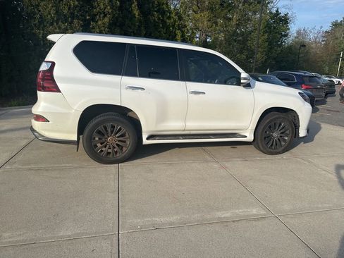 Used 2022 Lexus GX 460 Premium w/ Accessory Package AWD/4WD image 6