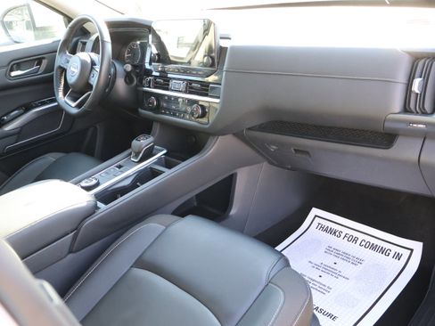 Used 2024 Nissan Pathfinder SL image 10