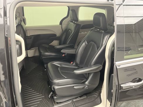 Used 2023 Chrysler Pacifica Touring-L FWD image 10