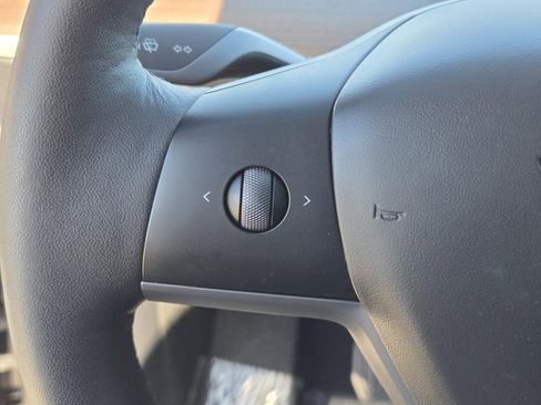 Used 2024 Tesla Model Y 2WD image 16