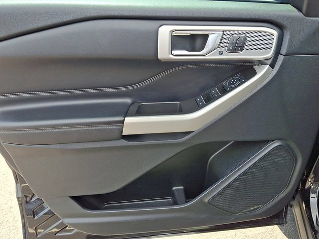 Used 2022 Ford Explorer Limited w/ Equipment Group 301A AWD/4WD image 9