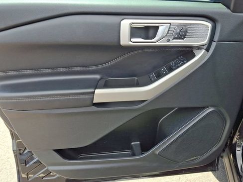 Used 2022 Ford Explorer Limited w/ Equipment Group 301A AWD/4WD image 9