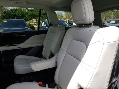 Used 2025 Lincoln Aviator 2WD image 12