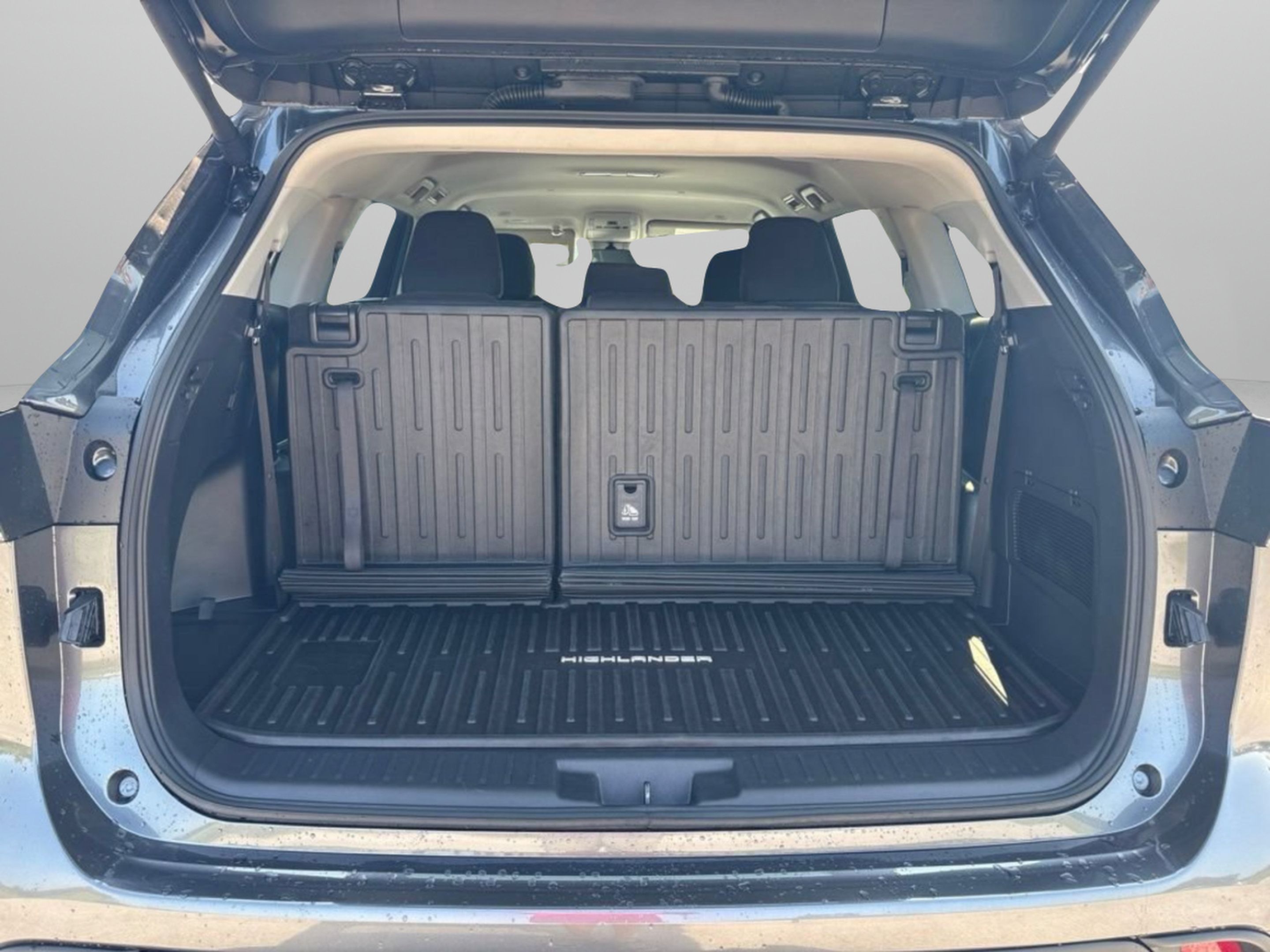 Used 2025 Toyota Highlander LE FWD image 10
