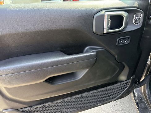 Used 2025 Jeep Wrangler Sport S image 19