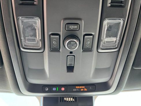 Used 2025 GMC Yukon XL Denali AWD/4WD image 22