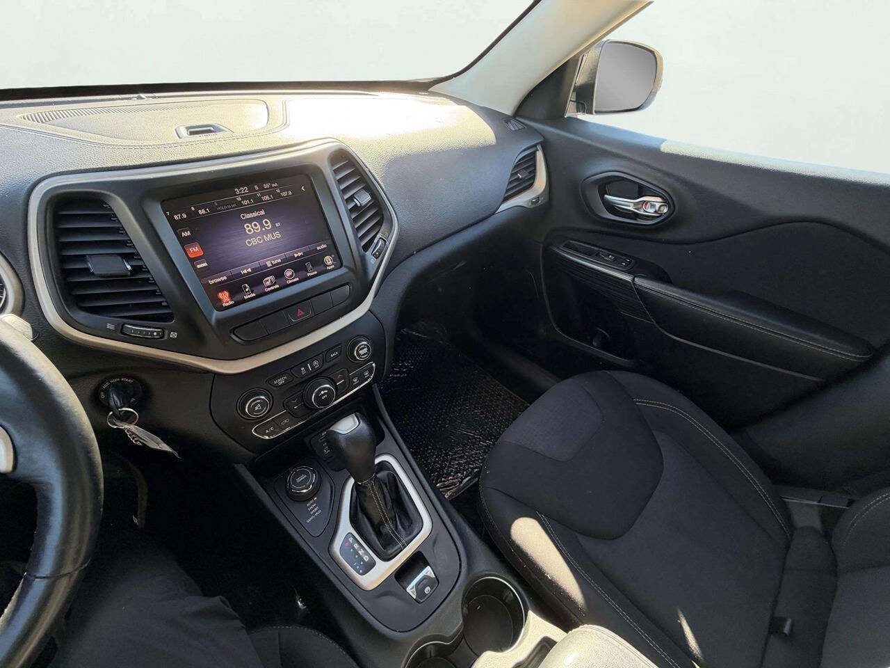 Used 2015 Jeep Cherokee Latitude w/ Cold Weather Group AWD/4WD image 19
