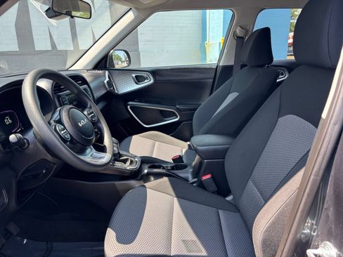 Used 2025 Kia Soul LX w/ LX Technology Package FWD image 22