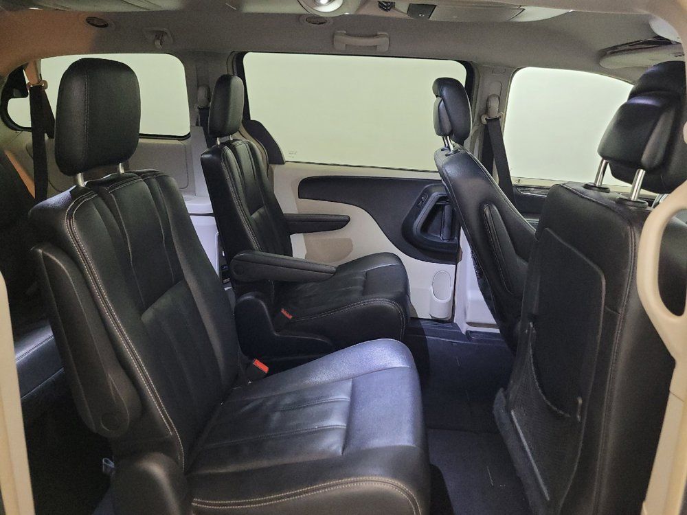 Used 2016 Chrysler Town & Country Touring FWD image 19