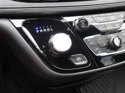 Used 2024 Chrysler Pacifica Limited w/ Uconnect Theater Family Group FWD image 19