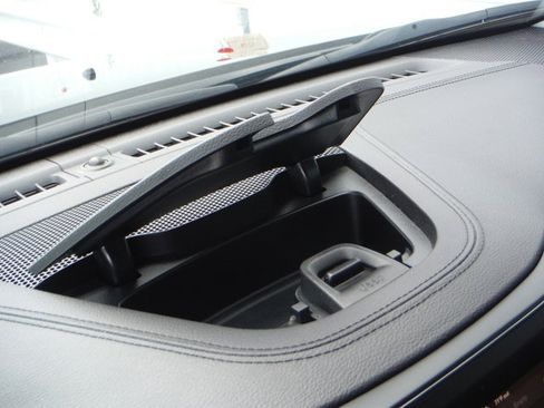 Used 2019 Jeep Cherokee Latitude Plus w/ Cold Weather Group AWD/4WD image 29
