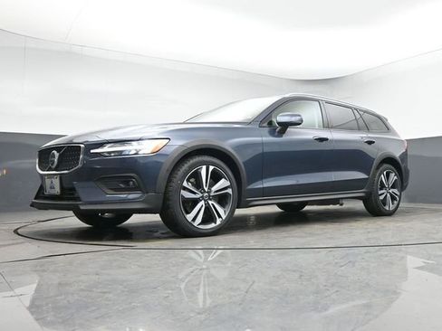 Used 2023 Volvo V60 B5 Cross Country Plus image 38