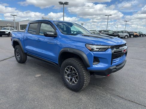 Used 2026 Chevrolet Colorado ZR2 w/ Technology Package AWD/4WD image 3