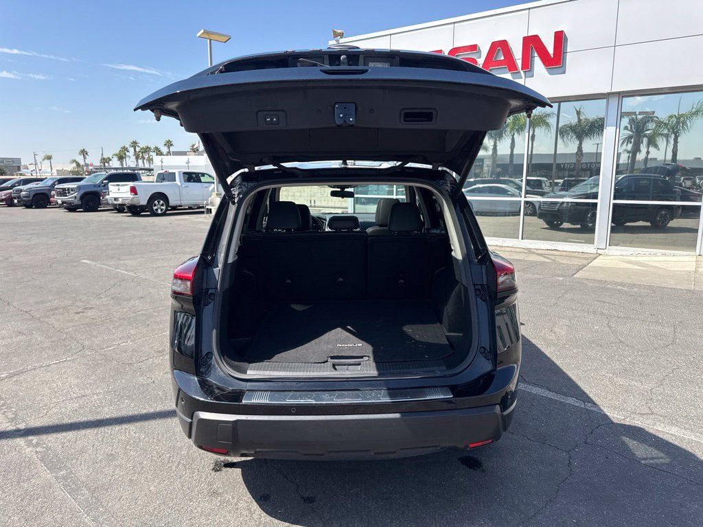 Used 2025 Nissan Rogue SV w/ SV Premium Package FWD image 15