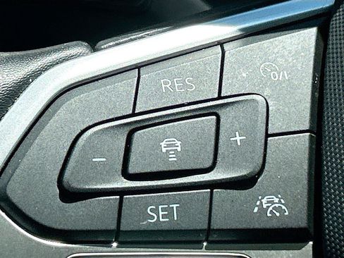 Used 2023 Volkswagen Tiguan SE w/ Panoramic Sunroof Package FWD image 36