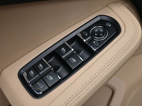 Certified 2026 Porsche Macan AWD/4WD image 19
