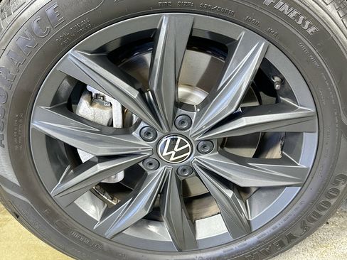 Used 2024 Volkswagen Tiguan SE FWD image 31
