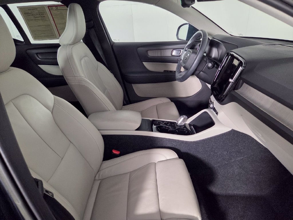 Used 2022 Volvo XC40 T4 Inscription FWD image 31