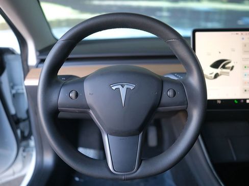 Used 2020 Tesla Model 3 Standard Range Plus image 11