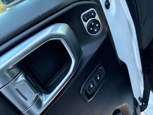 Used 2023 Jeep Gladiator Sport image 12