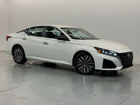 Used 2025 Nissan Altima 2.5 SV FWD image 2