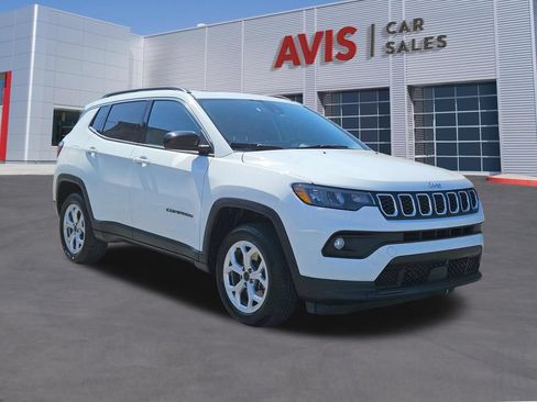 Used 2025 Jeep Compass Latitude w/ Sun & Sound Group AWD/4WD image 3