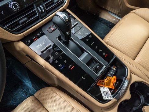 Certified 2026 Porsche Macan AWD/4WD image 18
