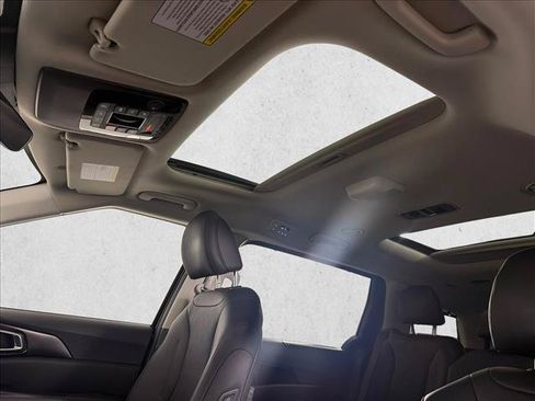 Used 2025 Kia Carnival SX w/ SX Dark Edition Package FWD image 2