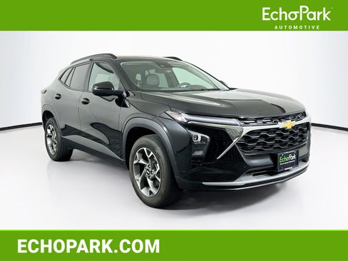 Used 2025 Chevrolet Trax LT FWD image 1