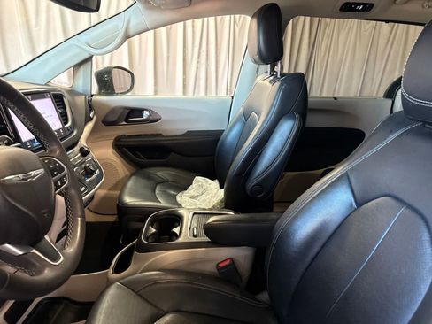 Used 2022 Chrysler Pacifica Touring-L FWD image 20