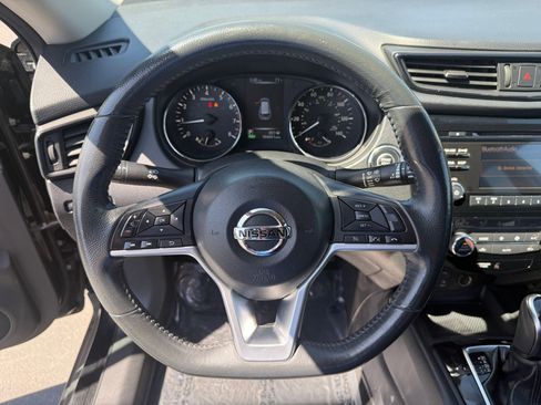 Used 2017 Nissan Rogue SV AWD/4WD image 13