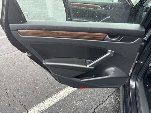 Used 2022 Volkswagen Passat 2.0T image 25