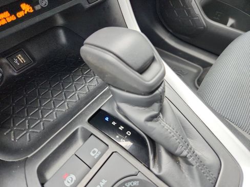 Used 2024 Toyota RAV4 LE AWD/4WD image 18