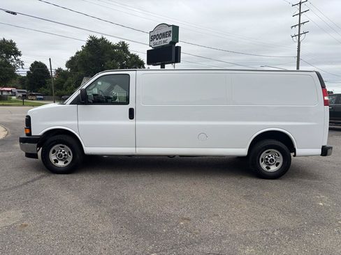 Used 2017 GMC Savana 2500 Extended RWD image 2