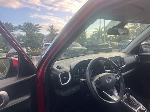 Used 2023 Hyundai Venue SEL image 16