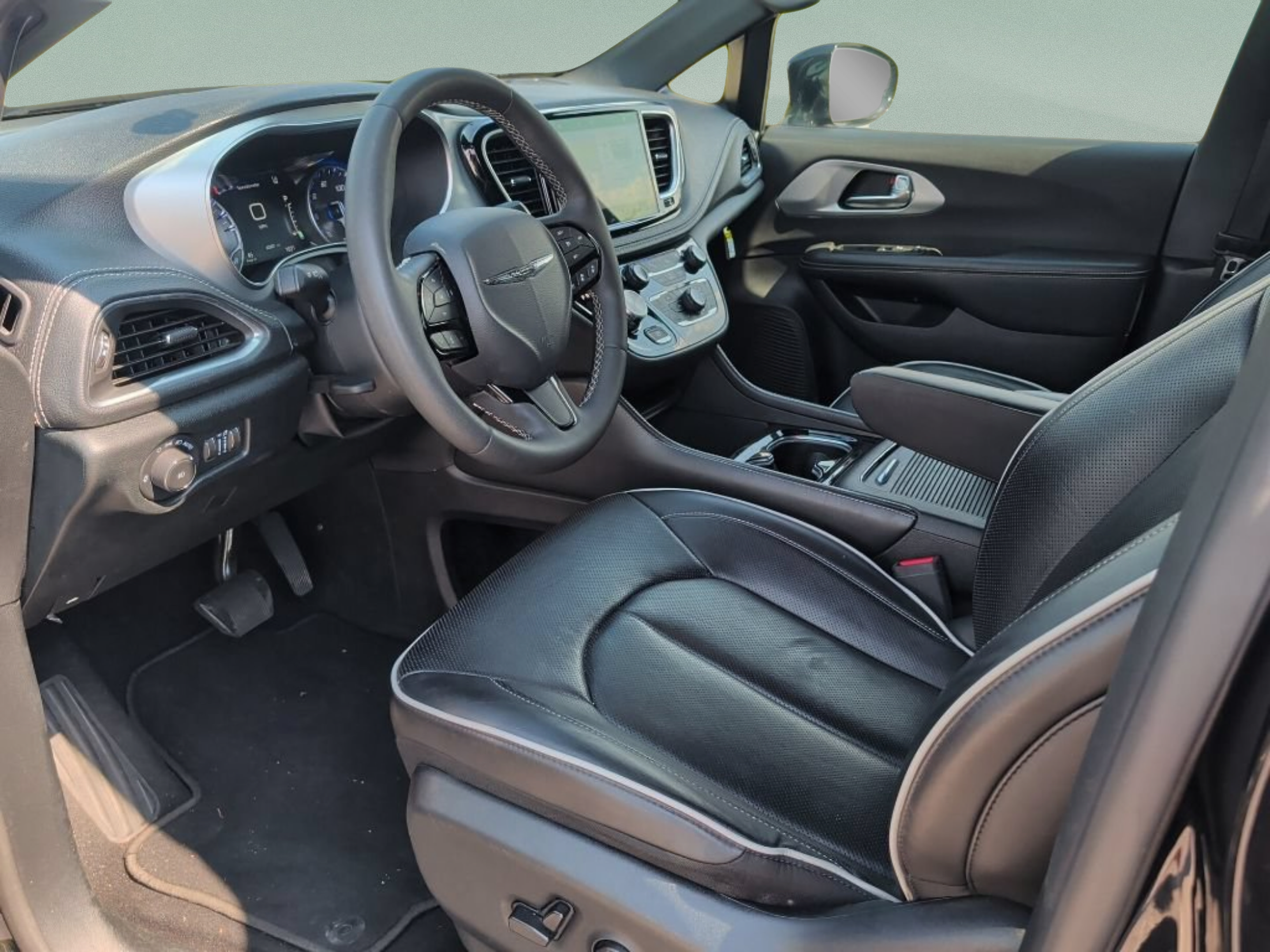 Used 2025 Chrysler Pacifica Limited FWD image 31
