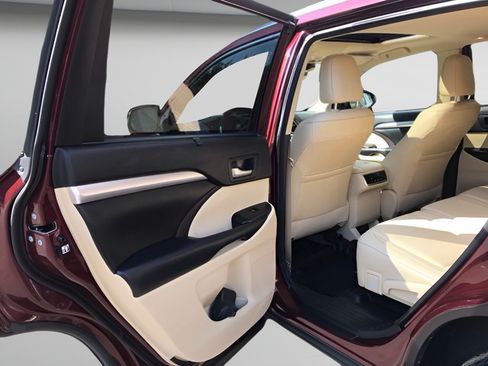 Certified 2018 Toyota Highlander XLE AWD/4WD image 12