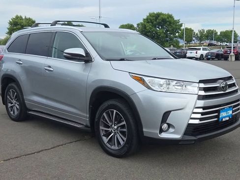 Used 2018 Toyota Highlander XLE FWD image 2