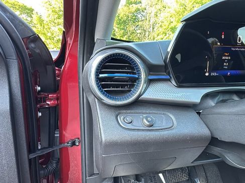 Used 2025 Chevrolet Trax LT FWD image 12
