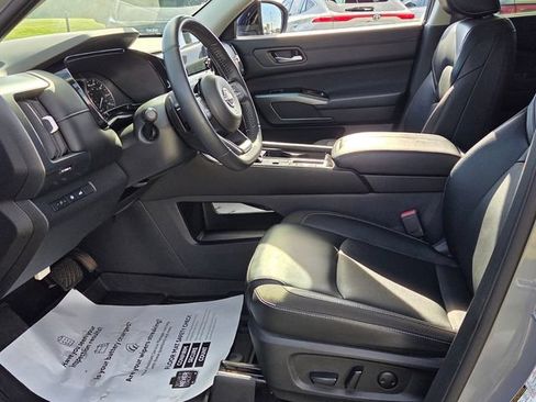 Used 2024 Nissan Pathfinder SL FWD image 5