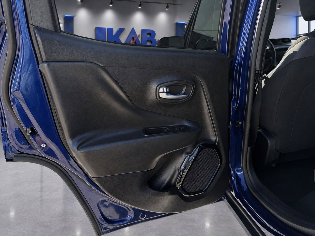 Used 2018 Jeep Renegade Altitude w/ Popular Equipment Group FWD image 11