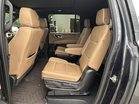 Used 2023 Chevrolet Suburban Premier w/ Premium Package 2 AWD/4WD image 15